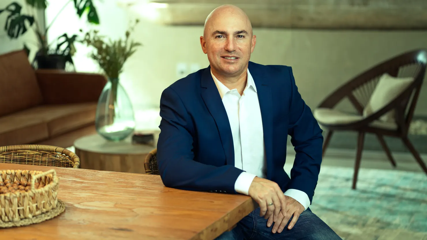 Former Google, Meta executives raise $100 million for high-capacity AI ...